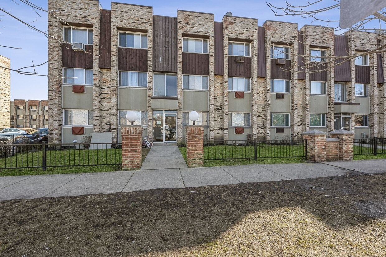 Primary Photo - 8649 W Foster Ave