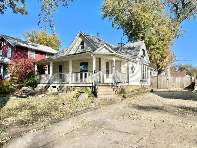 Building Photo - 321 8th St