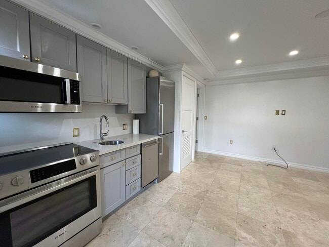 Building Photo - 252 Oleander Ave