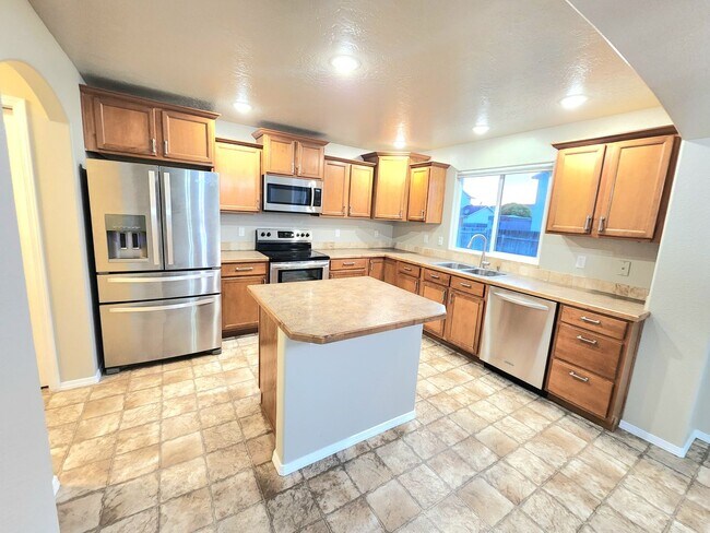 Foto del edificio - Very clean and newly renovated 4 bdrm, 2.5...