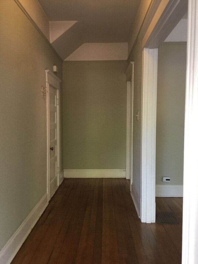 Building Photo - 2BR/1BA Large Vintage Condo just one block...