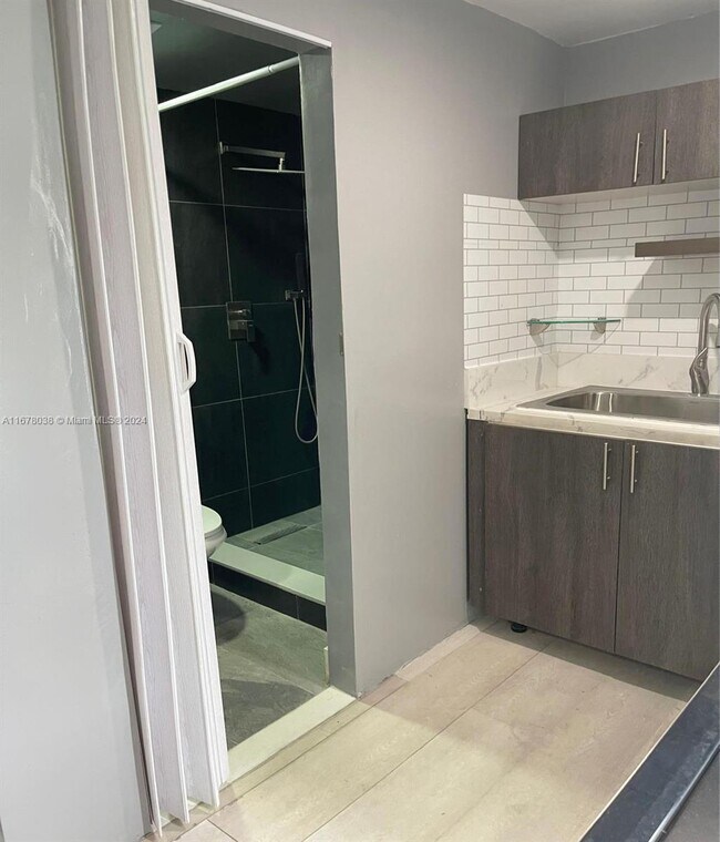 Foto del edificio - 1090 W 60th St