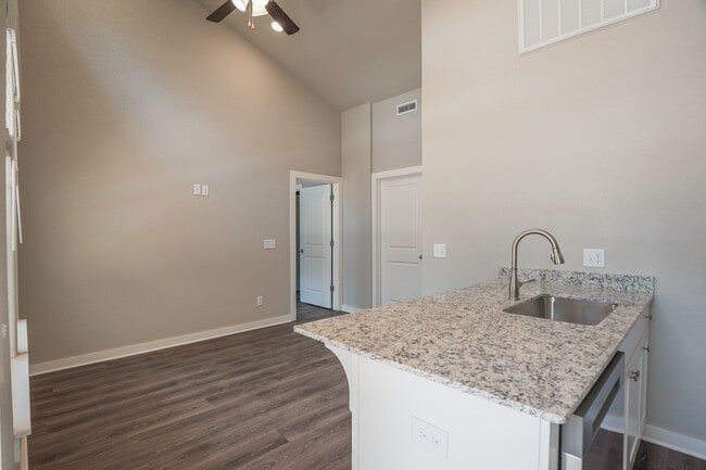 Building Photo - 640 N Honey Locust Bnd