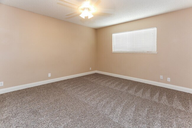 Building Photo - 413 Pinecliff Dr