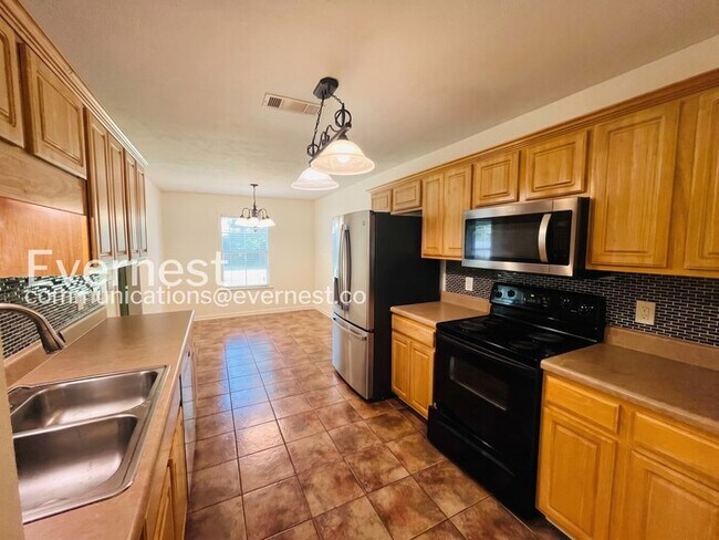 Foto del edificio - 3 Bed/2 Bath Home with Garage / Pet-Friendly / Vouchers Accepted / Available Now!