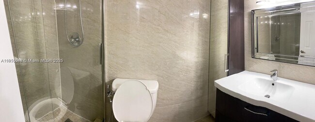 Foto del edificio - 666 W 81st St
