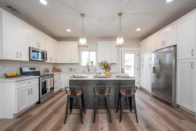 Building Photo - 2775 Village Dr