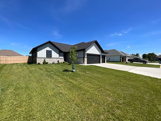 Building Photo - Gorgeous 2023 built Ozark home!
