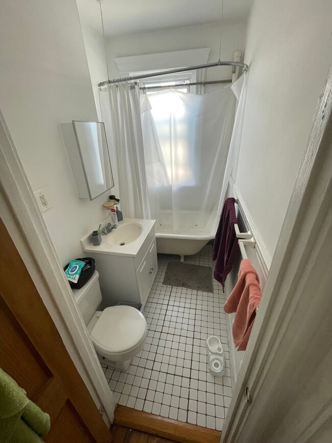 Building Photo - 390 Riverway