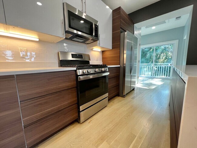 Foto del edificio - Luxury 4 Bed/2 Bath, LAUNDRY IN-UNIT, Newl...