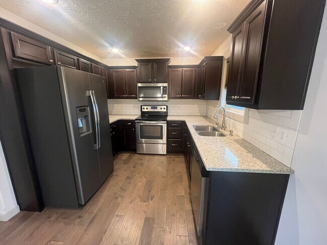 Building Photo - WOW! Look at this property ! You cant beat this price!