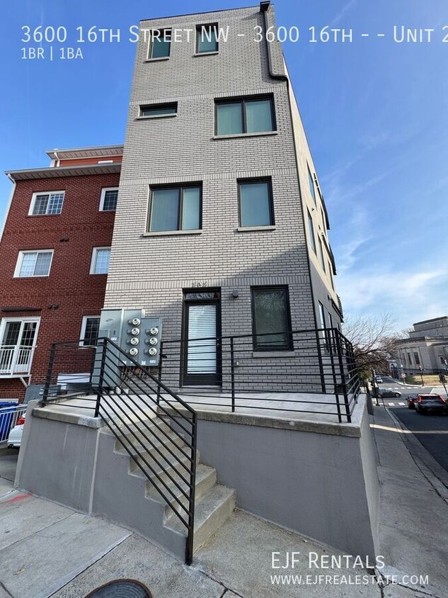 Primary Photo - Mount Pleasant Updated One Bedroom W/Parki...