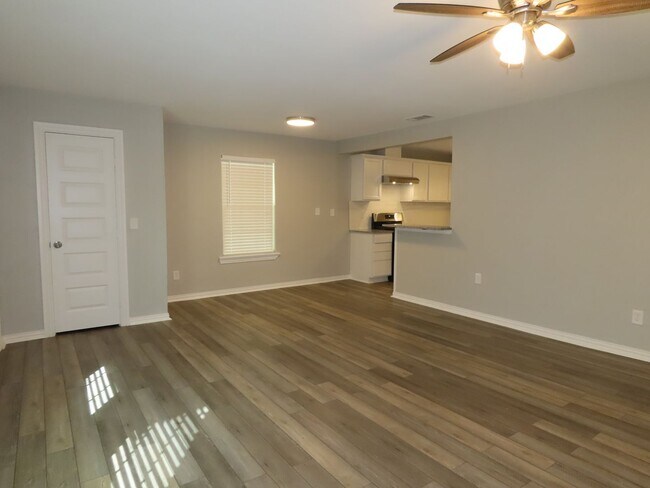 Foto del edificio - Newly Remodeled 4BR/1BA in Forest Hills Neighborhood