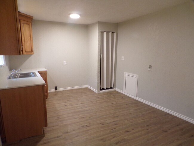 Foto del edificio - Great re-do, totally electric water included in rent