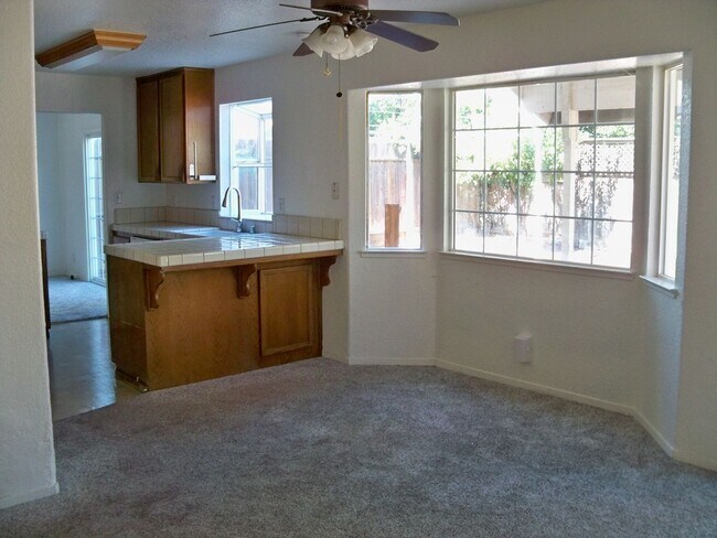 Foto del edificio - Two Story In East Modesto