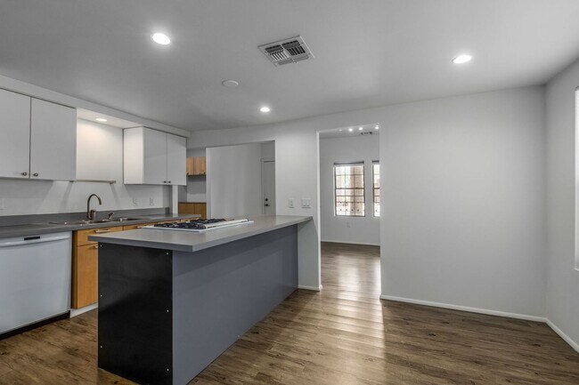 Foto del edificio - Two Bedroom Townhome in Garfield District!