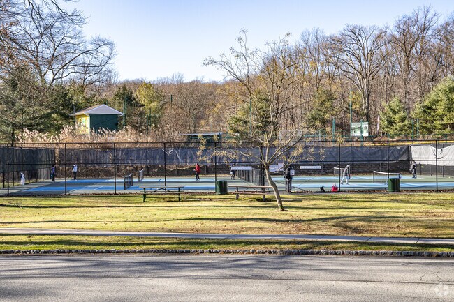 Located in Livingston, New Jersey, Northland Park covers an area of 42.7 acres.