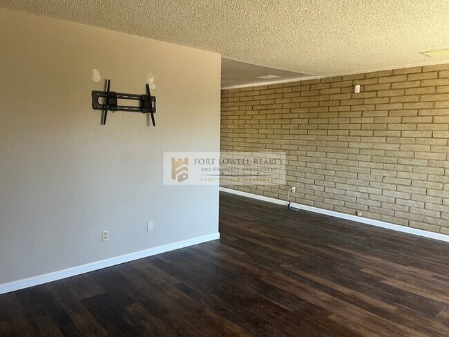 Building Photo - 3 bed 2 bath with Pool