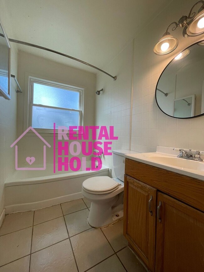 Building Photo - Stunning 3-Bedroom 1-Bath Bunglaow Located...