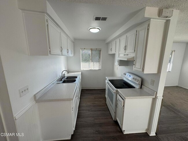 Building Photo - 2030 Avenida Placida