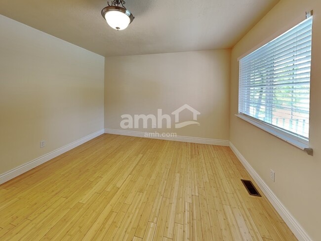 Building Photo - 10766 N Cypress