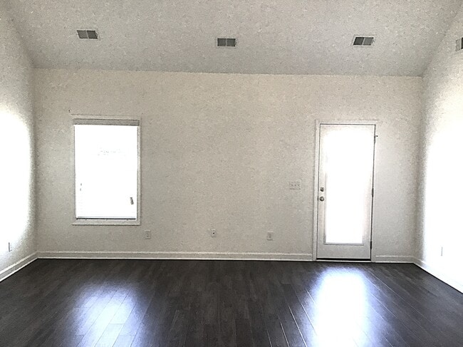Building Photo - 530 Lateleaf Dr