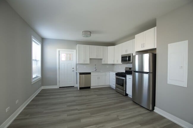 Building Photo - 3942 N Janssen Ave