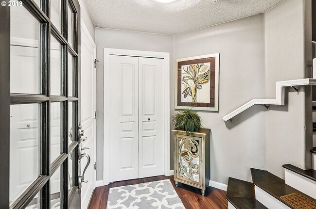 Foto del edificio - Bright and Airy 3 Bed, 2.5 Bath Stunning H...