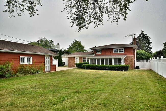 Foto del edificio - 8006 W Courtland Ave