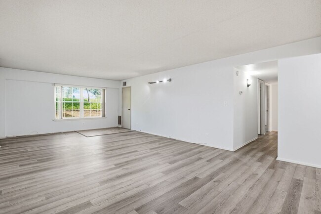 Foto del edificio - This expansive ground level residence is set within a serene, gated garden community surrounded b...