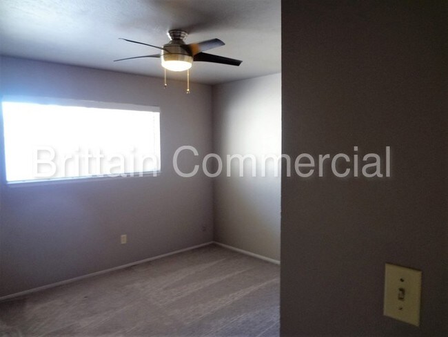 Building Photo - 1422 Sutterville Rd