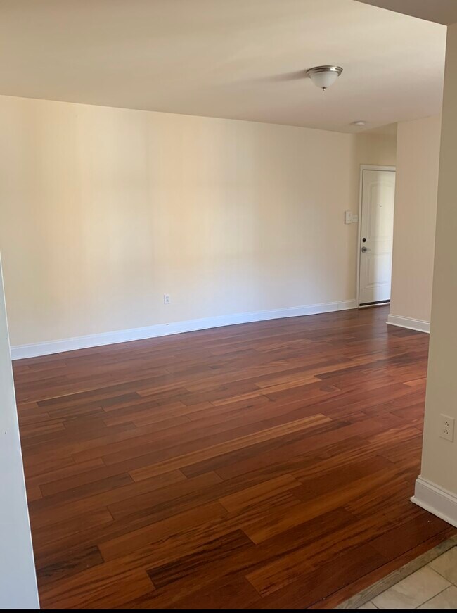 Building Photo - 740 Vernon Rd