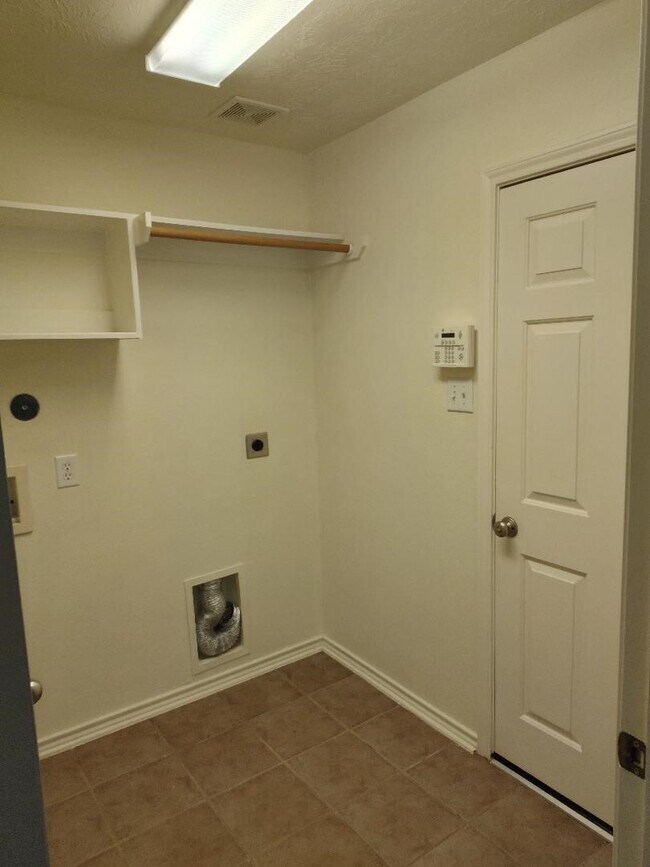 Foto del edificio - 6327 Bonnie Chase Ln