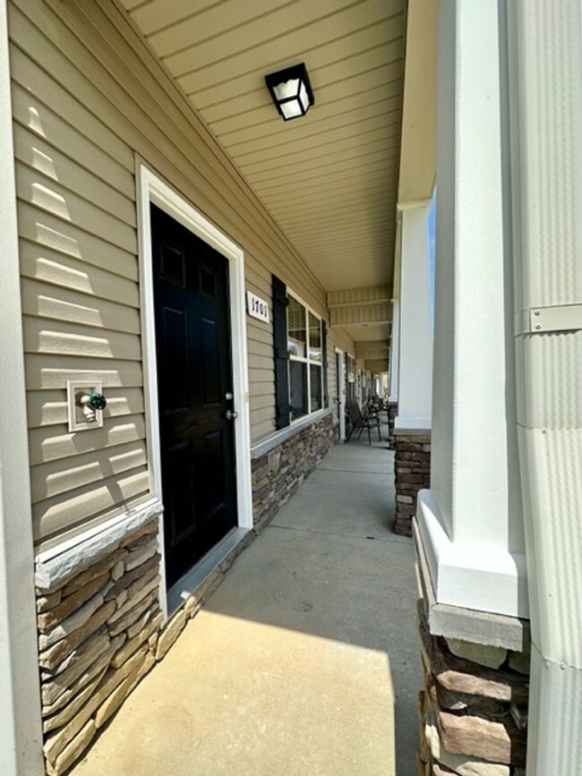 Building Photo - Two Bedroom End Unit Townhouse Available!