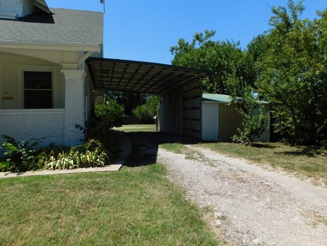 Building Photo - Amazing 4 bedroom/ 2 bath home in Eureka, KS