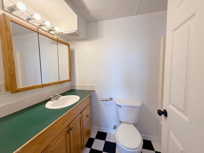 Foto del edificio - 3 & 4 Bedroom Units Just Steps from WWU