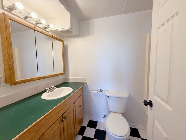 Building Photo - 3 & 4 Bedroom Units Just Steps from WWU