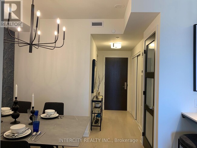 Building Photo - 330 Richmond St W