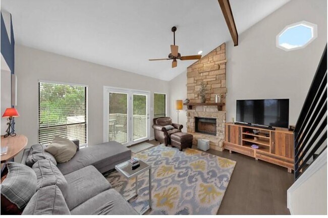 Foto del edificio - 4404 Travis Country Cir
