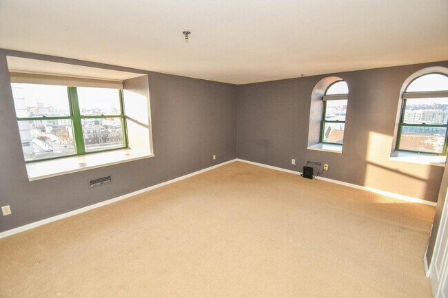 Foto del edificio - 270 E Highland Ave