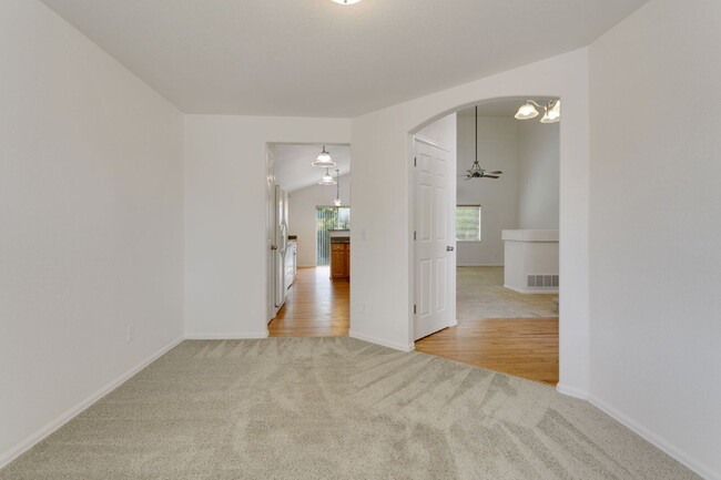 Foto del edificio - 4-Bedroom Home with Main-Level Suite, Gran...