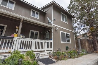 Building Photo - 2010 NE Full Moon Dr