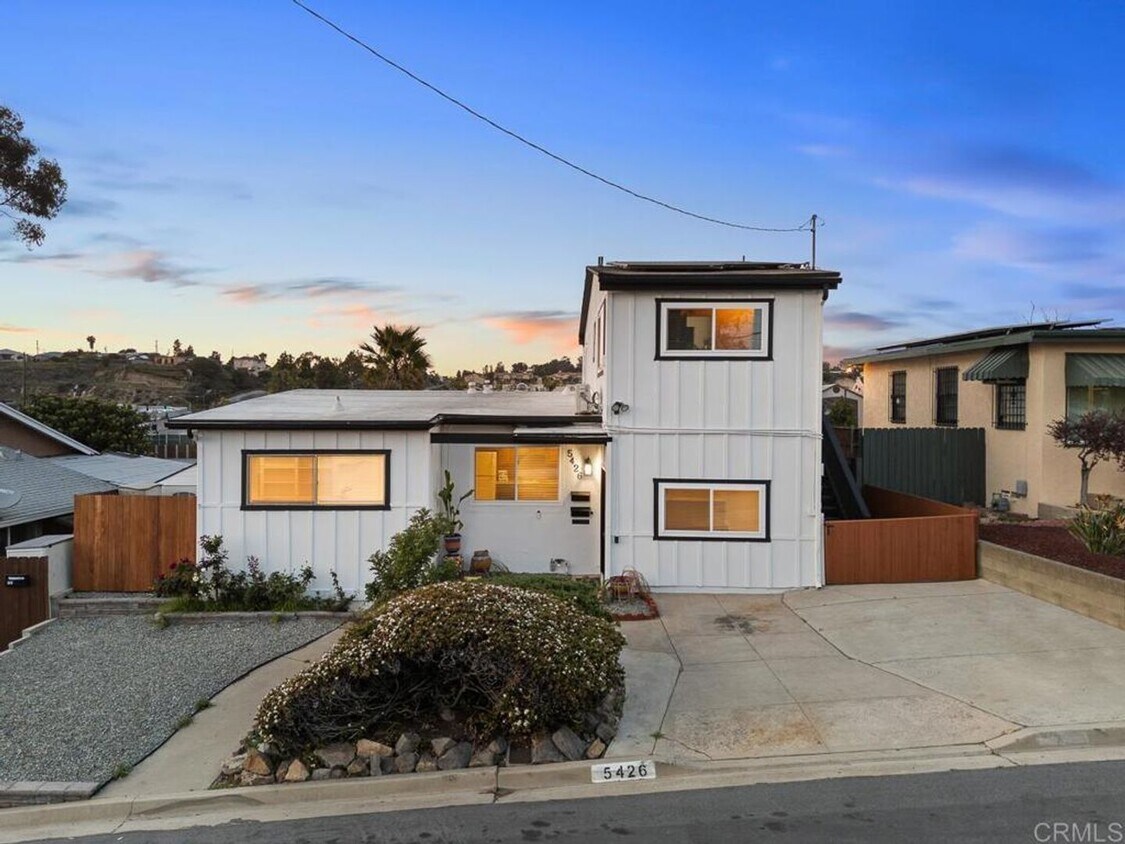 Foto principal - Spacious Remodeled Home with Separate Apar...