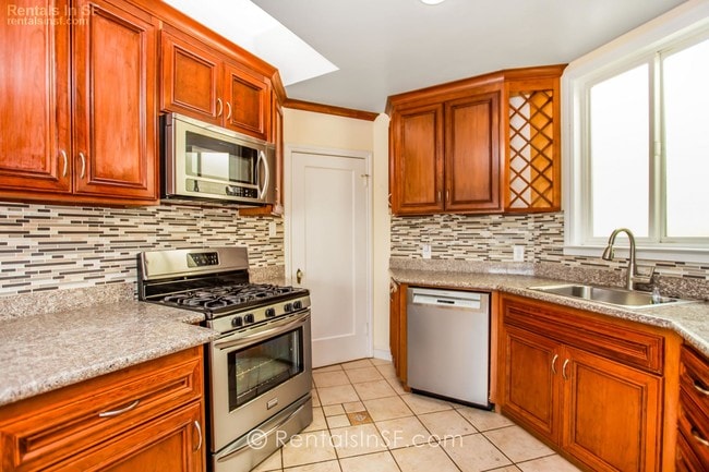 Building Photo - Spectacular single family home