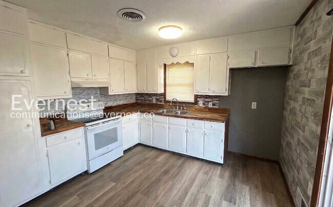 Building Photo - 1816 Doman Cir