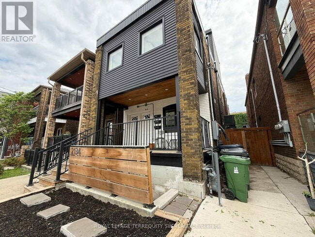 Building Photo - 2134 Dundas St W