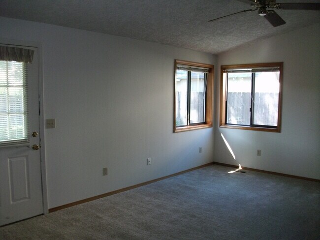 Foto del edificio - Great Location! 3 Bed/2 Bath Single Story ...