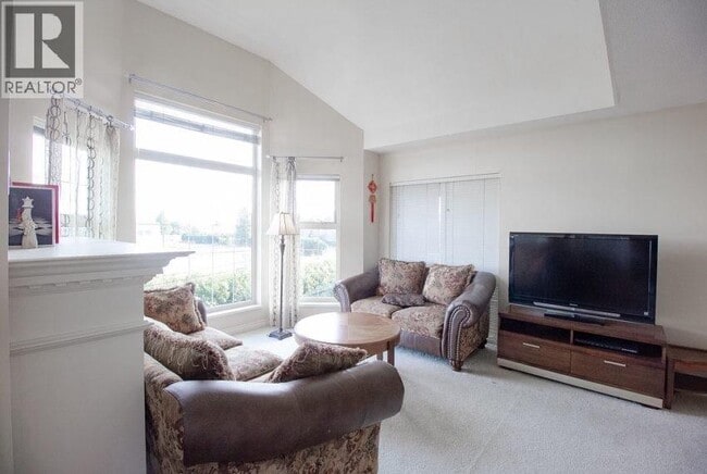 Building Photo - 5650 Oak St