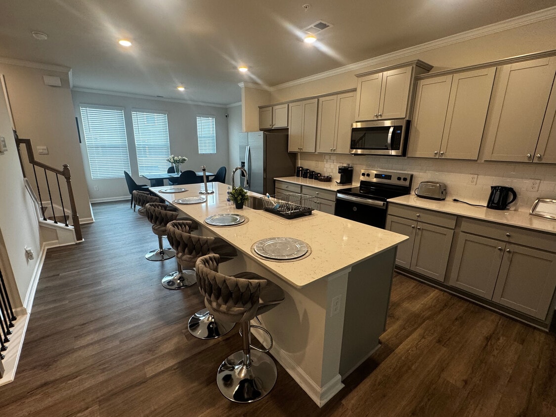 Primary Photo - Room in Townhome on Chestnut Trce
