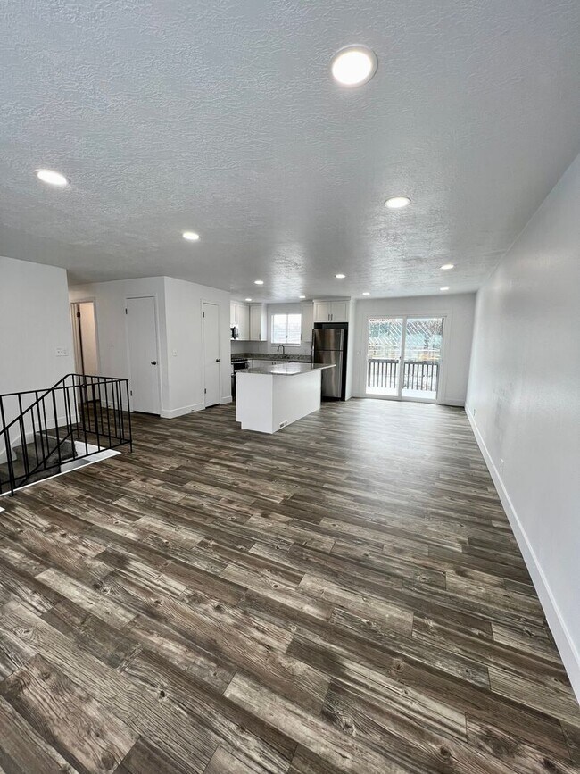 Building Photo - Beautiful remodeled 5 bed 2 bath home